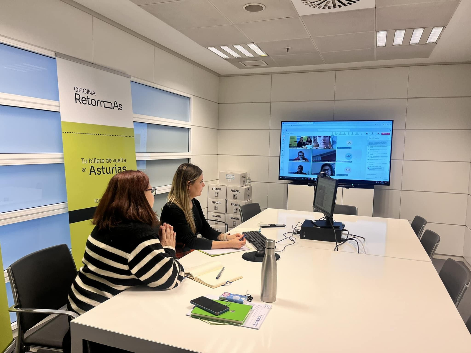 La directora general de Emigración y Políticas de Retorno, Olaya Romano y la coordinadora de la Oficina, María Miranda durante la inauguración de los encuentros telemáticos para informar de las oportunidades de retorno a Asturias.