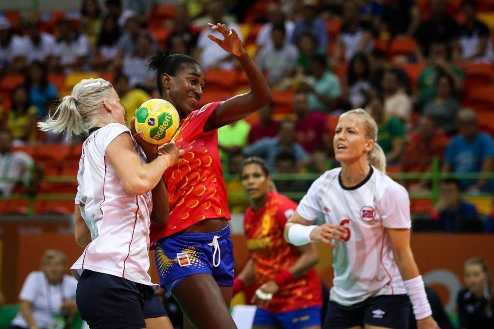 Kristiansen y Sandy Barbosa pelean por un balón en el choque de ayer.