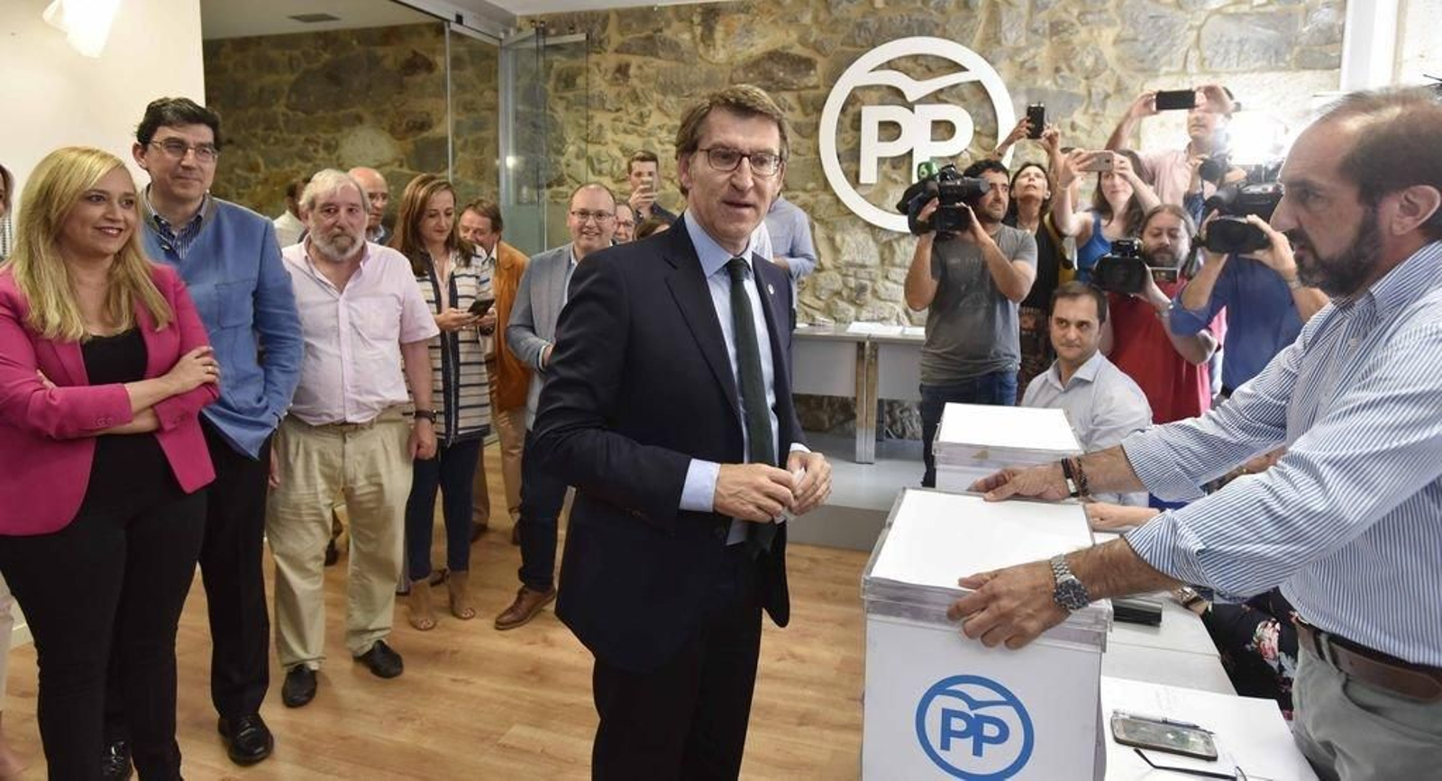 Feijóo votó en Vigo en su condición de afiliado en la junta local. En la foto, votando ante Bernárdez, en presencia de Elena Muñoz, López Chaves y Egerique.