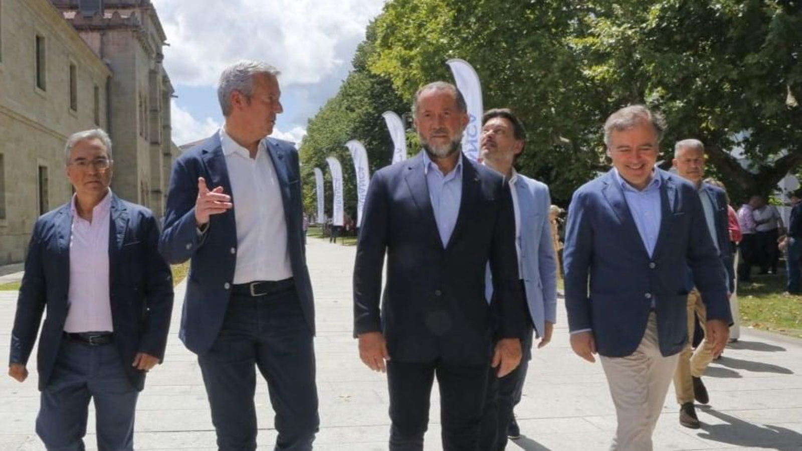 Menor, Rueda, Escotet, Rodríguez Miranda y Botas, llegando a la romería. MARCOS ATRIO