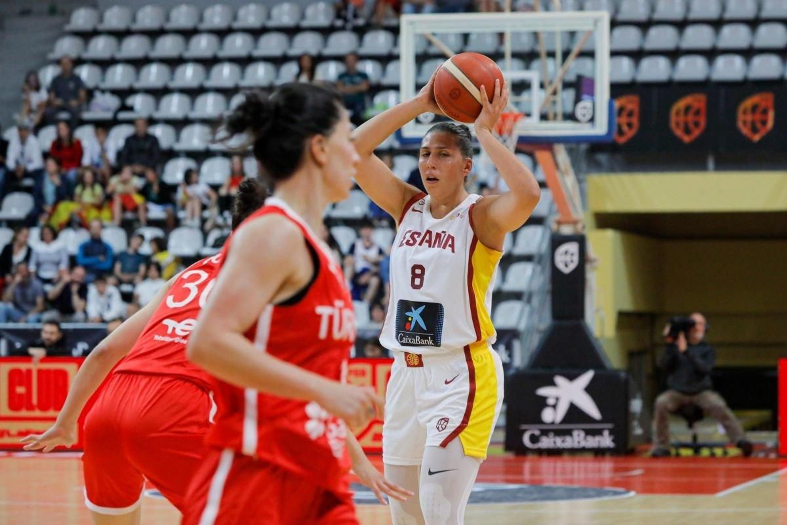 La viguesa María Araújo busca dar un pase en el partido disputado ayer en As Travesas.