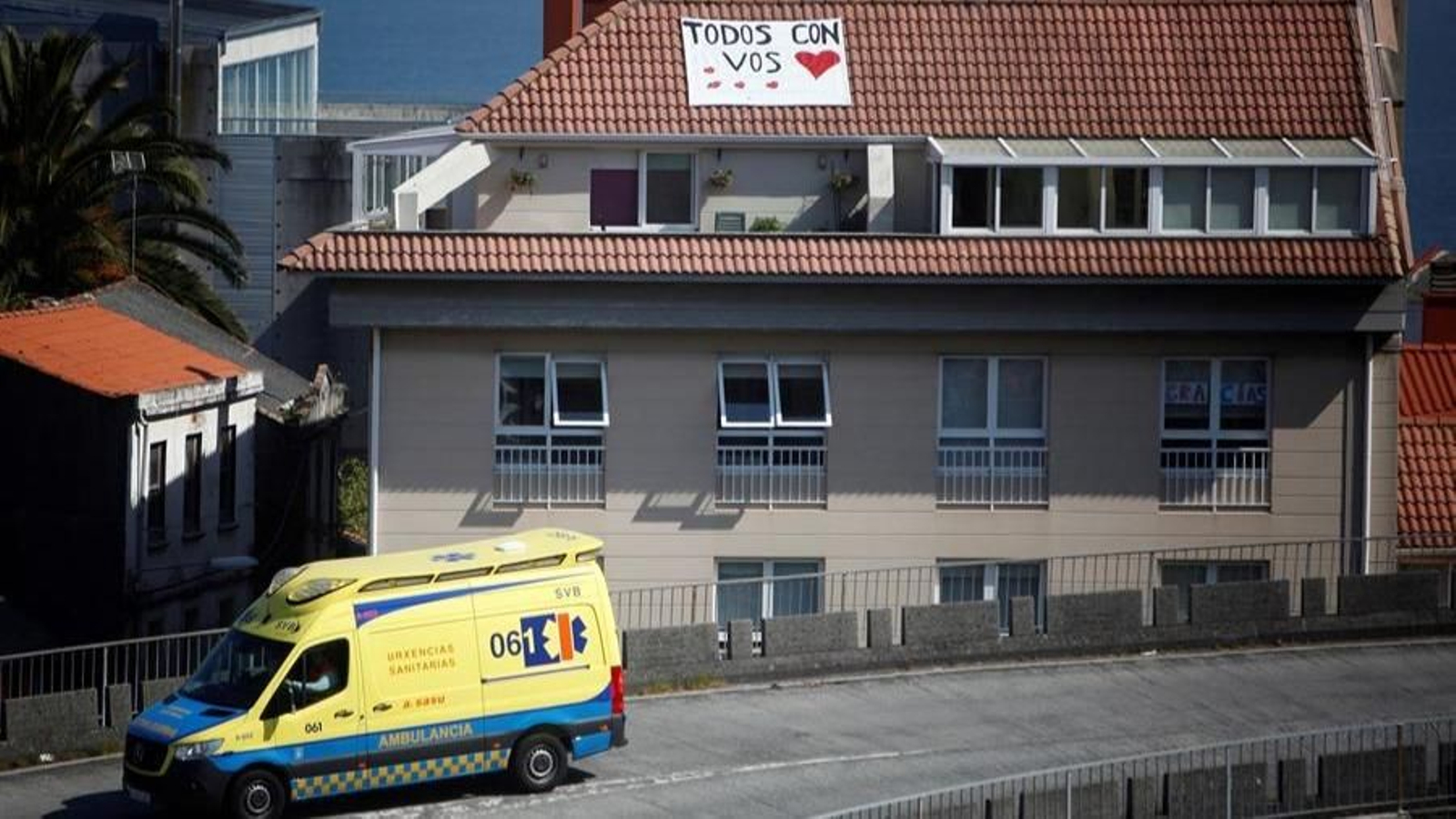 Pancarta instalada en un edificio situado frente al Hospital Universitario de A Coruña