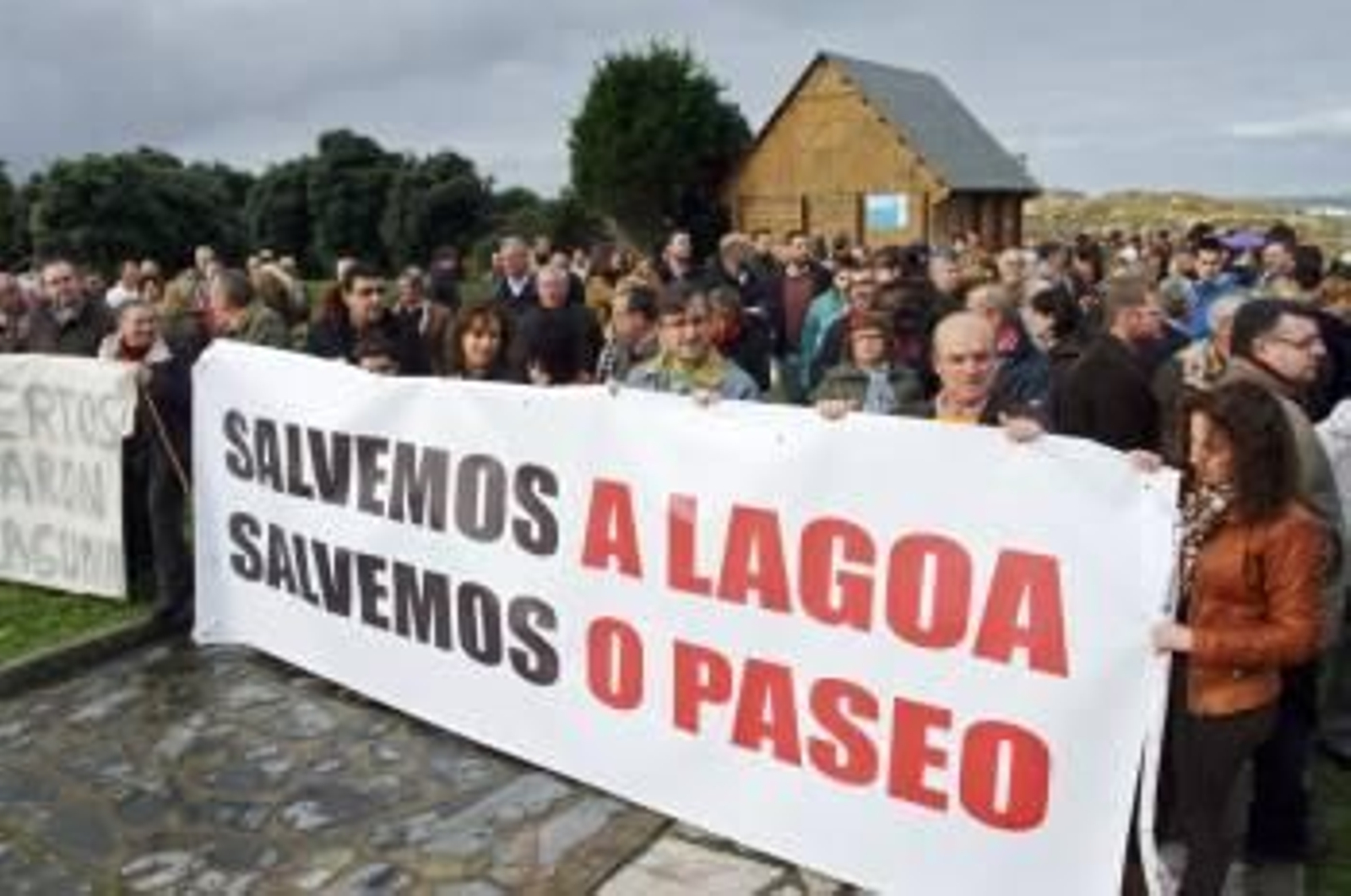 Los vecinos de Valdoviño, durante la concentración en las inmediaciones de la laguna. (Foto: KIKO)