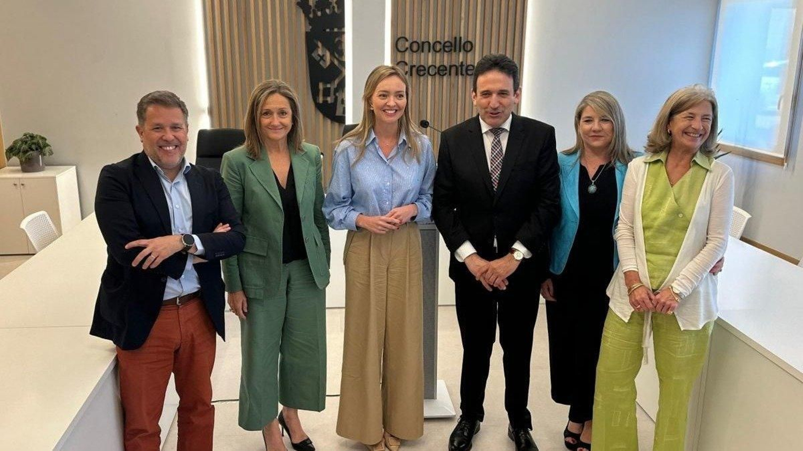 Luisa Sánchez (2ª iz), junto a Fabiola García y el alcalde de Crecente, ayer en el ‘nuevo’ vestíbulo del Concello.