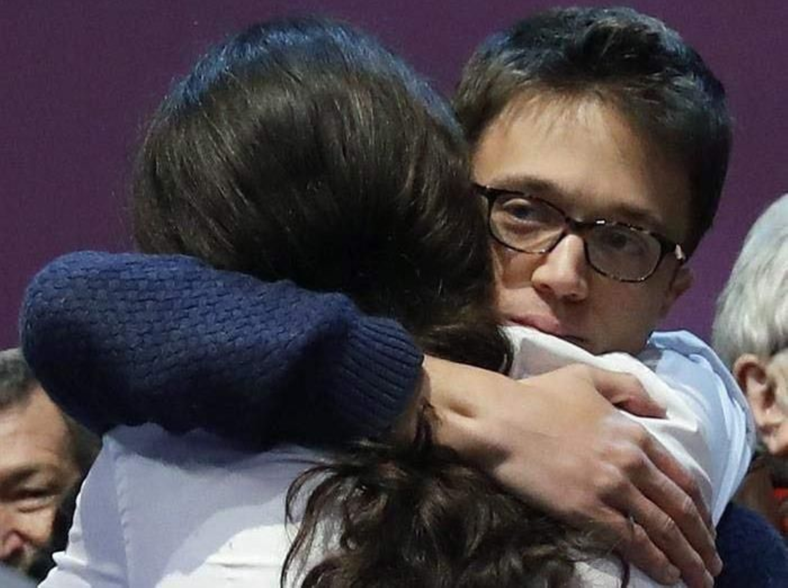 Errejón e Iglesias se abrazan tras conocer los resultados en Vistalegre II.