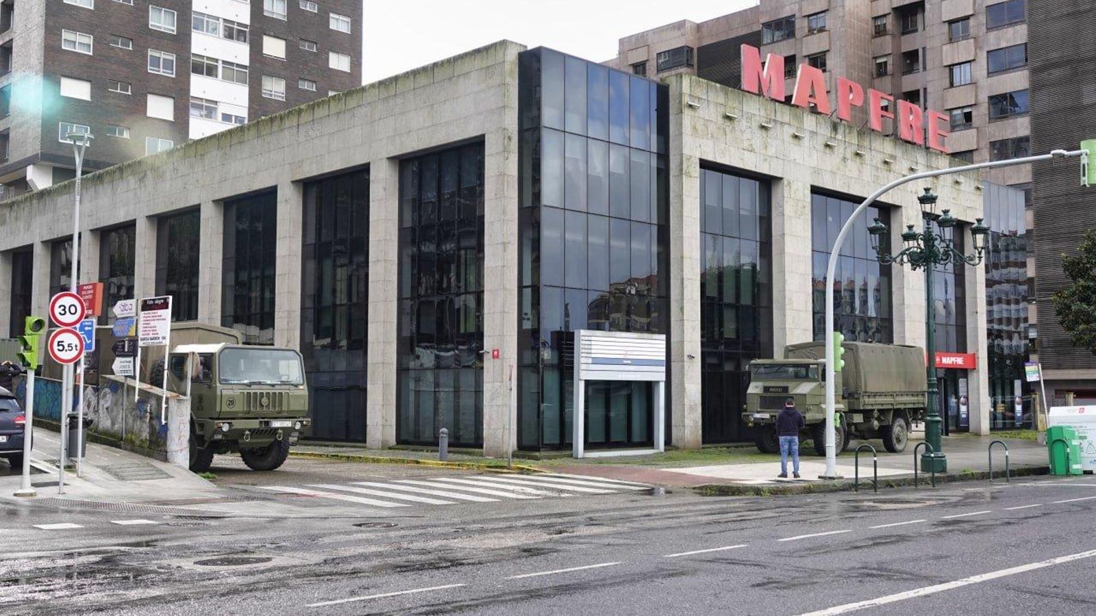 Camiones de la Brilat hacen la mudanza de Mapfre en García Barbón. // Vicente Alonso