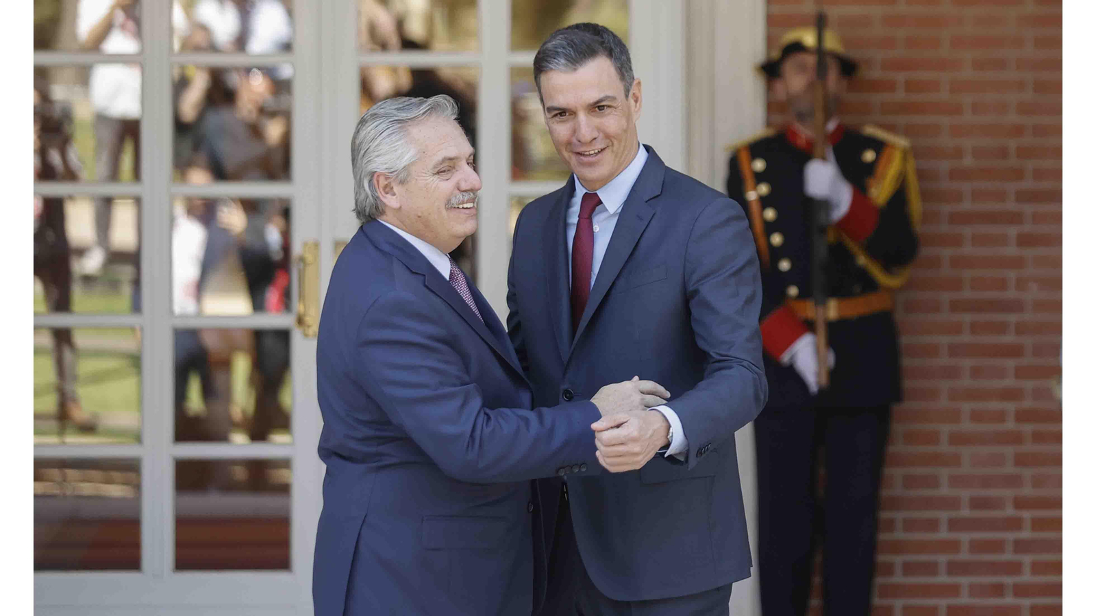 El presidente del Gobierno, Pedro Sánchez (d), con el presidente de Argentina, Alberto Fernández, en el palacio de la Moncloa en Madrid. EFE/Emilio Naranjo