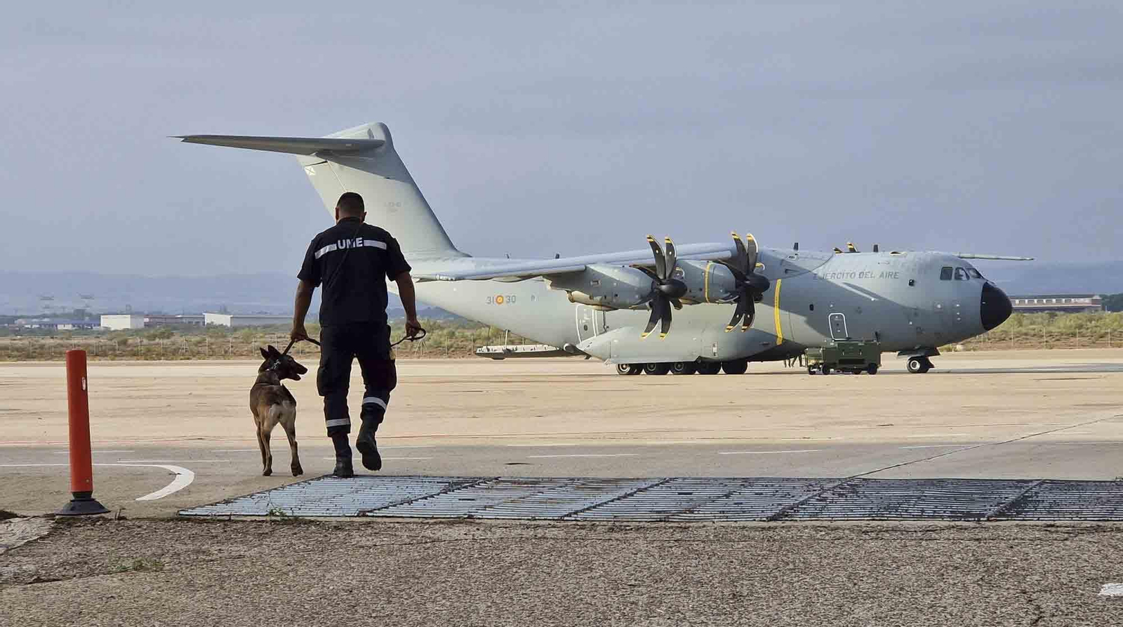 Un equipo de Búsqueda y Rescate Urbano (USAR) de la Unidad Militar de Emergencias (UME) del ejército español compuesto por 56 militares y 4 perros despegó este domingo desde la Base Aérea de Zaragoza (norte) hacia Marrakech para colaborar en la búsqueda y rescate de supervivientes del devastador terremoto que ya deja más de 2.000 fallecidos. EFE/X/ministerio De Defensa