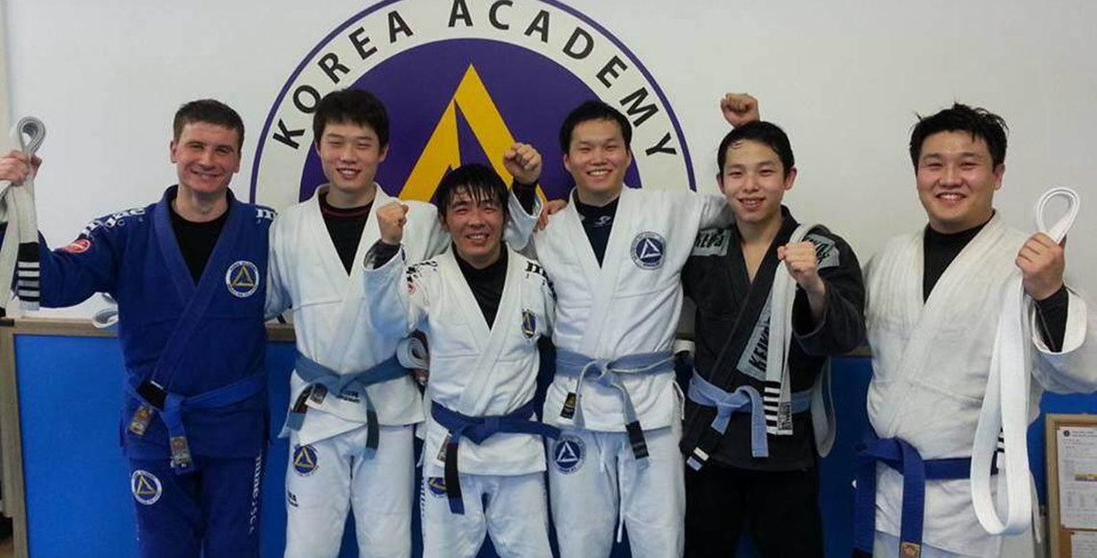 Borja García, el primero por la izquierda, con sus compañeros de Brasilian Jiujitsu.