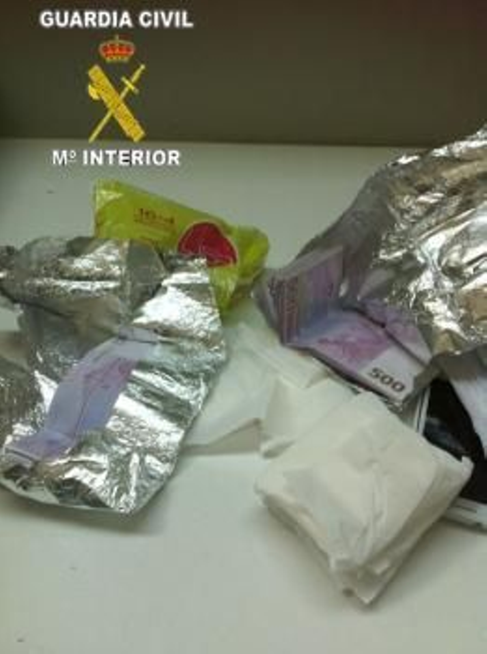 Dinero intervenido en El Prat en compresas.