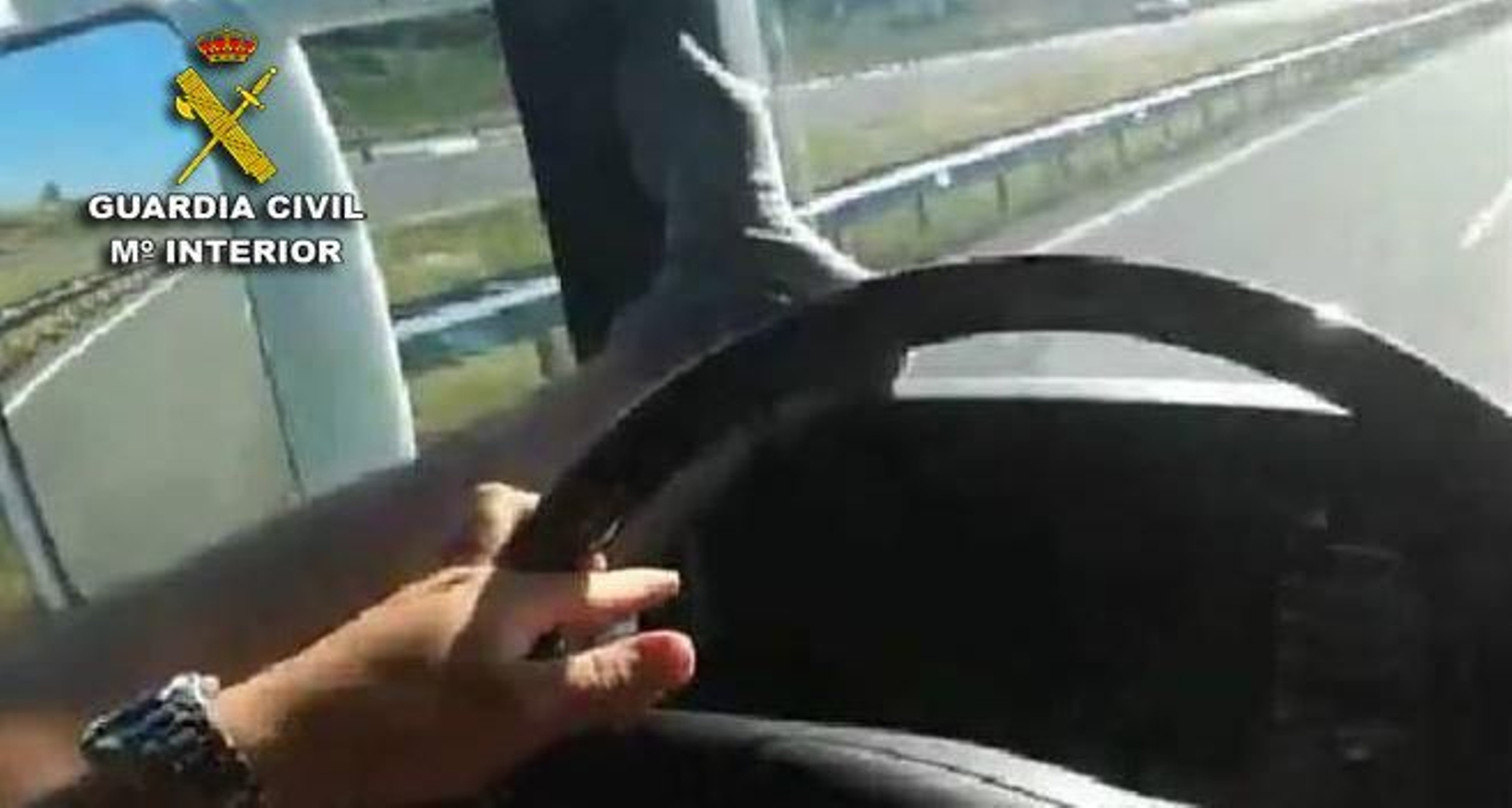 Una imagen del camionero de sanxenxo  conduciendo con el pie en el salpicadero del camión