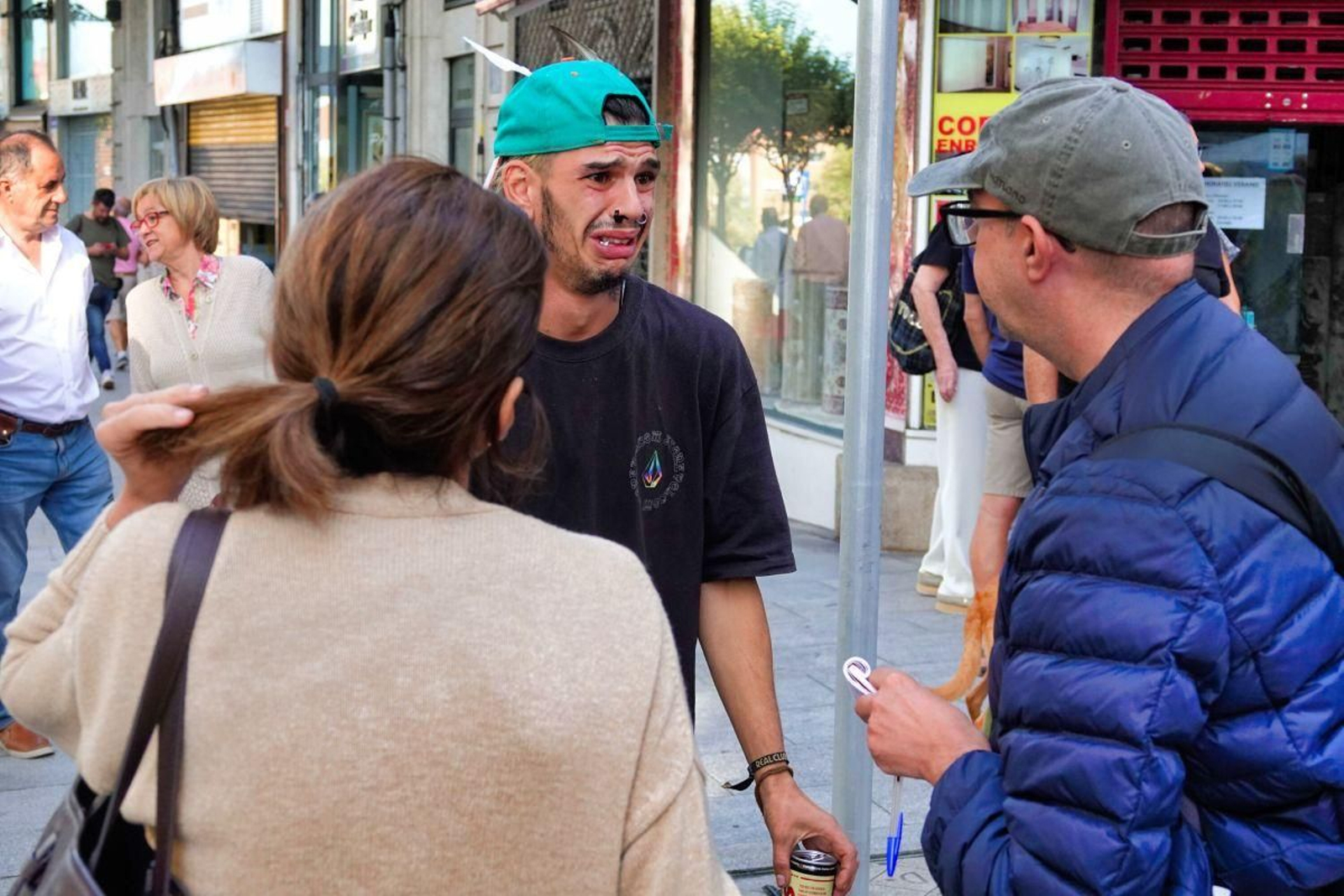 Rubén, padre de una niña que reside en el inmueble, llora desconsolado tras conocer la tragedia.