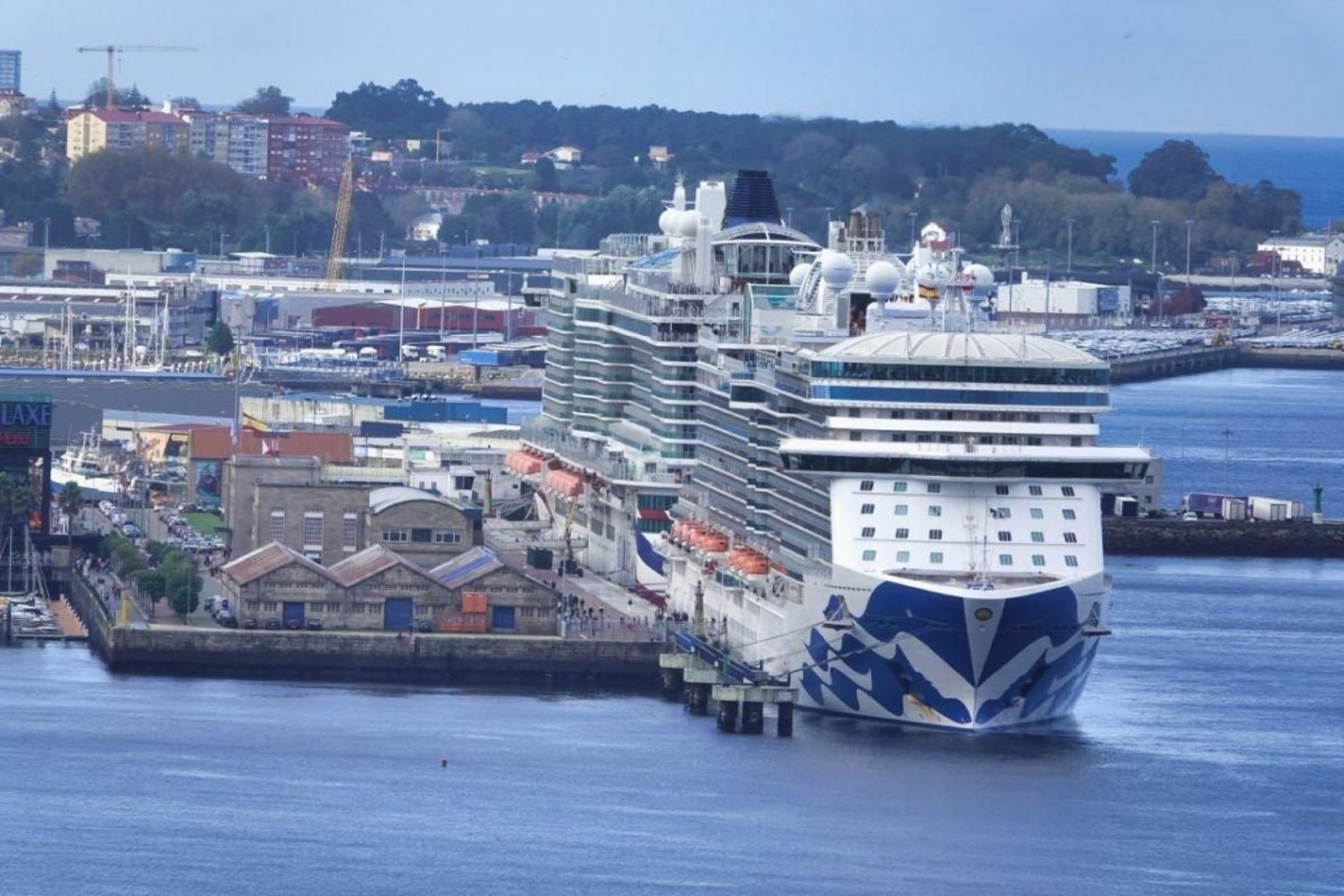 Las naves usadas por Casa Pepe en el muelle de Trasatlánticos, en primer término en una escala doble.