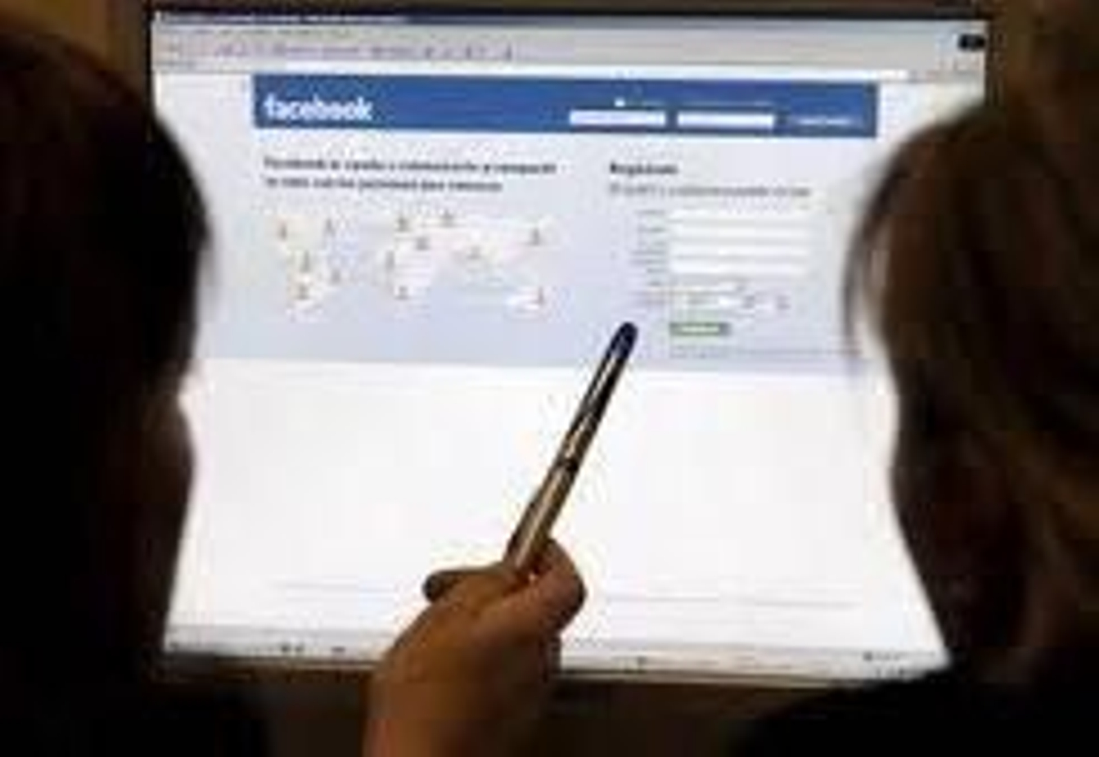 Dos jóvenes se disponen a crear un perfil en Facebook.