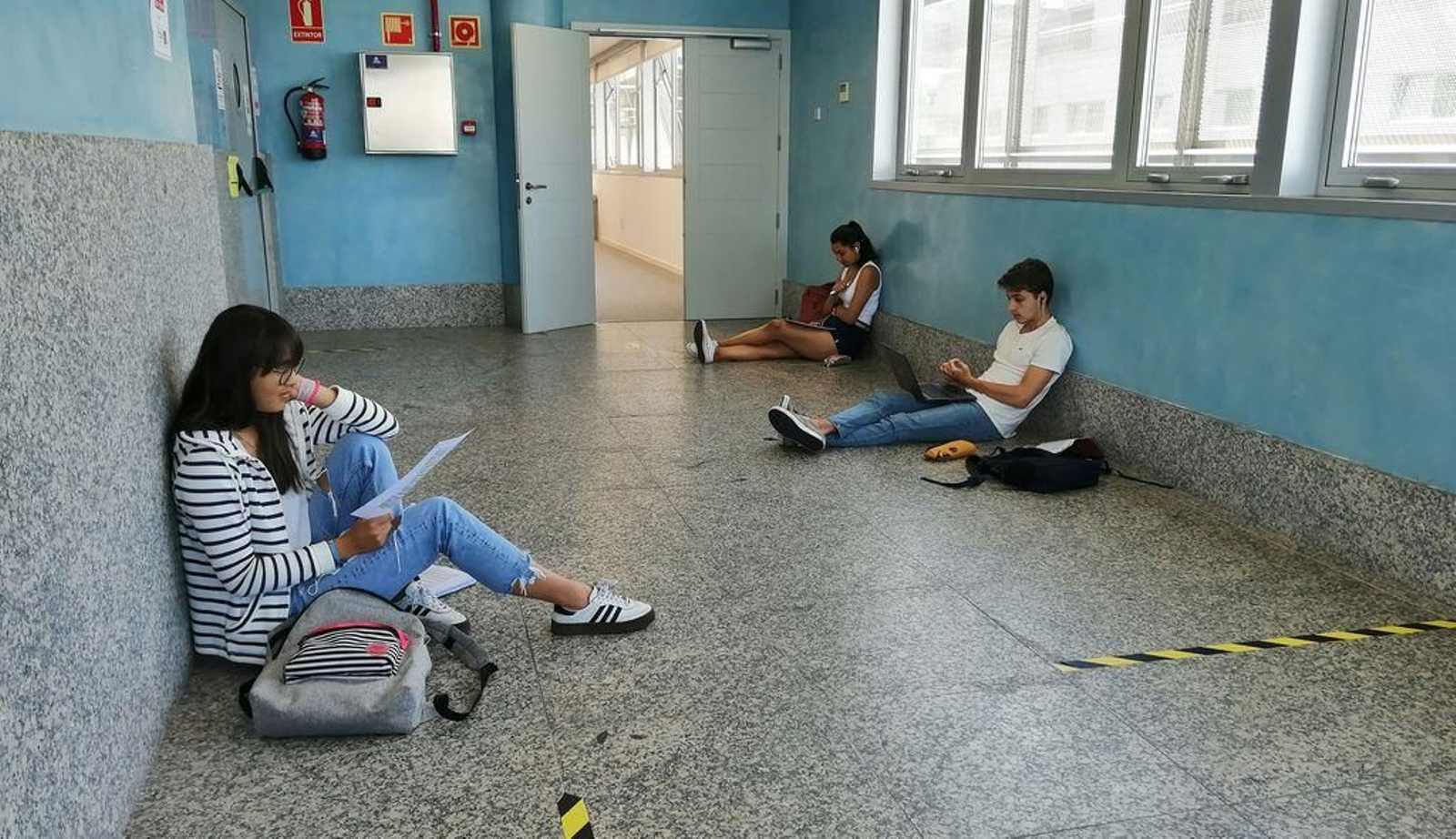 Alumnos sin plaza optaron por quedarse en el pasillo.