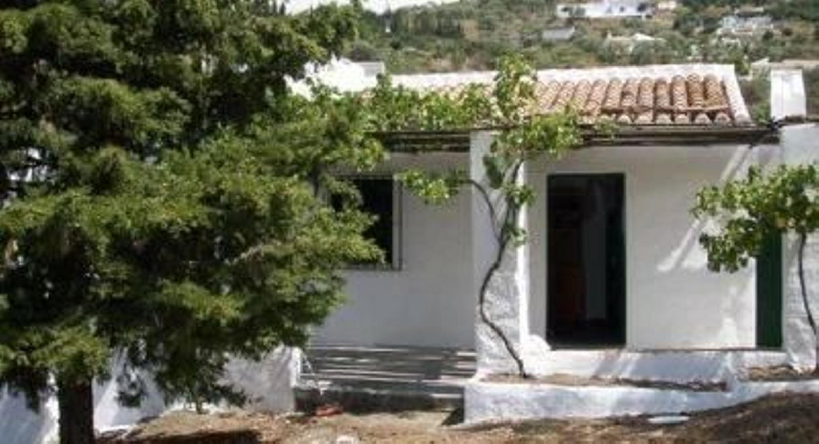 En la imagen una vivienda con finca.