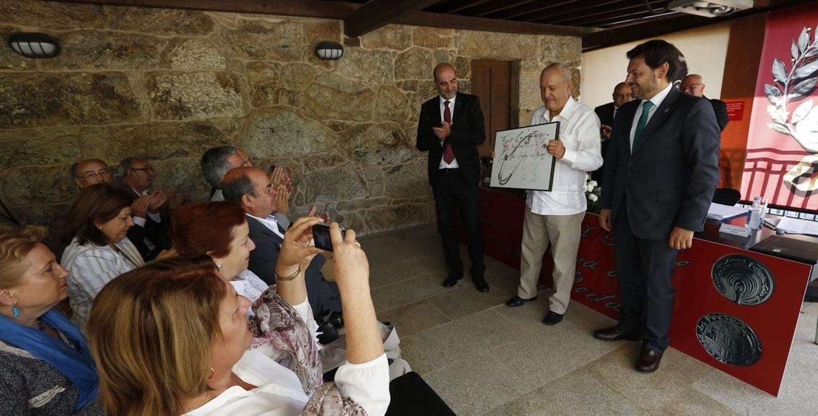 Roberto Ogando entre el alcalde de Celanova, Luis Ferro y Rodríguez Miranda.
