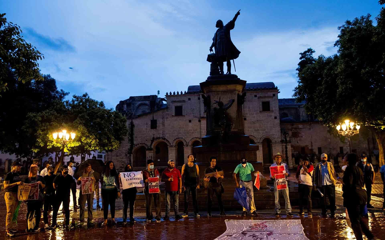 STO01. SANTO DOMINGO (REPÚBLICA DOMINICANA), 12/10/2021.- Personas protestan contra una estatua de Cristóbal Colón hoy, día en el que se conmemora el 529 aniversario de la llegada del almirante a América, en Santo Domingo (República Dominicana). Muchos americanos, especialmente en América Latina, salieron a las calles este martes, para exigir la reivindicación de los derechos de los indígenas y mostrar su descontento con la "vulneración" que sufrieron durante el descubrimiento en 1492. EFE/ Orlando Barría