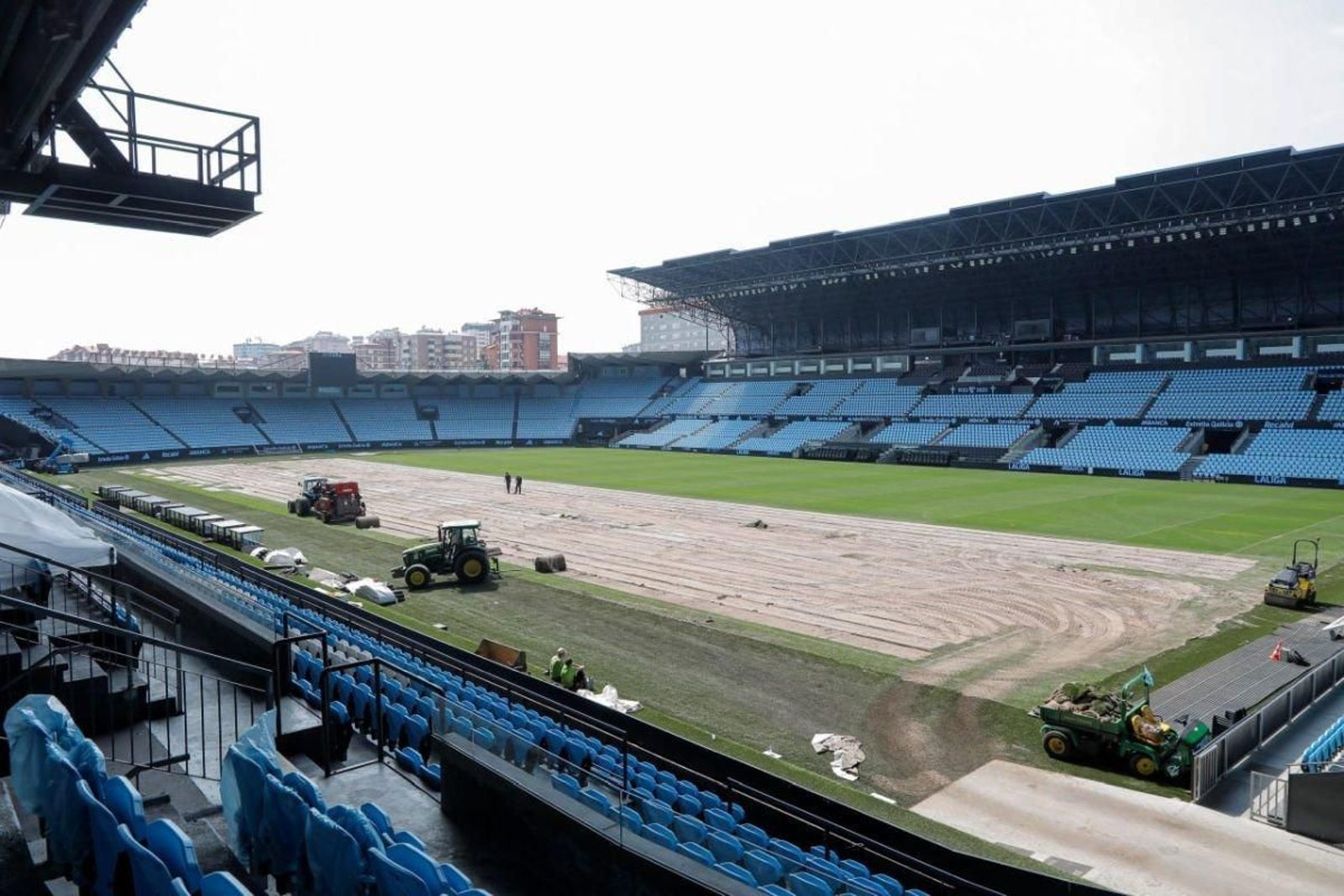 Efectivos cambiando el césped de Balaídos.