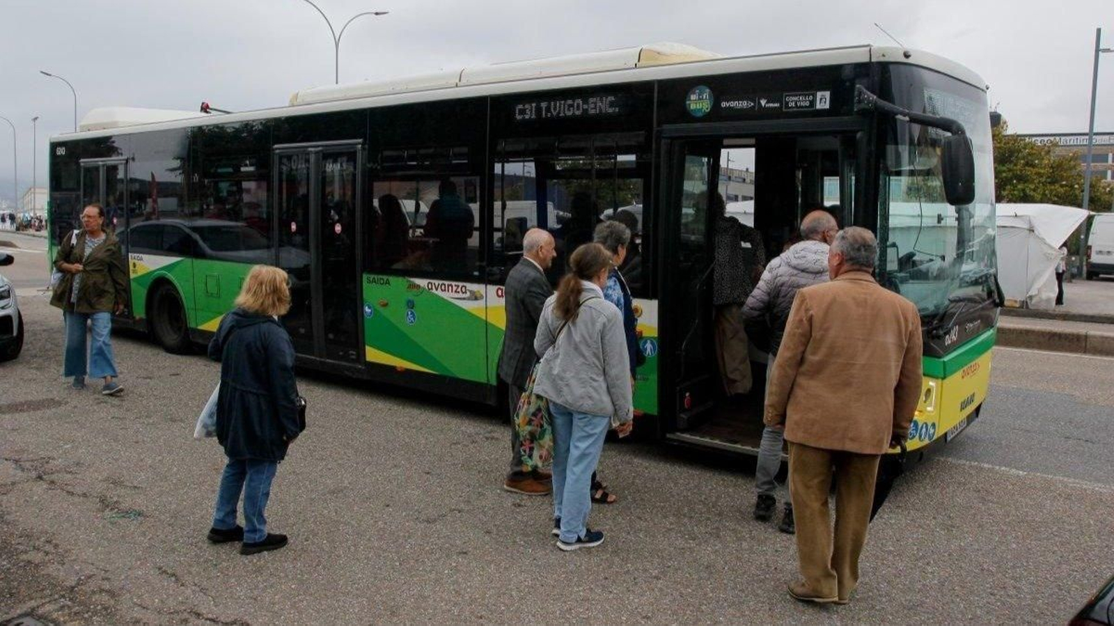 Viajeros se suben ayer a un autobús urbano en Bouzas.