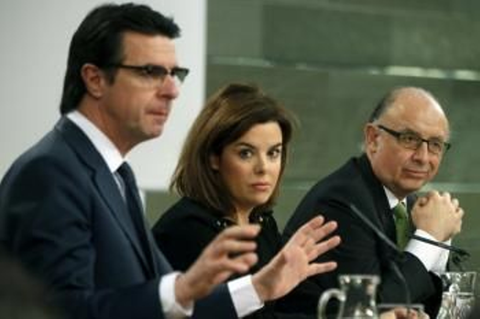El ministro de Industria, Energía y Turismo, José Manuel Soria (i), la vicepresidenta del Gobierno, Soraya Sáenz de Santamaría, y el ministro de Hacienda, Cristóbal Montoro (d).