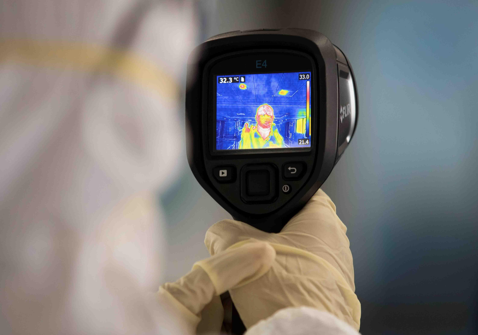 La medida para los viajeros procedentes de vuelos internacionales empezará a ser requerida a partir de finales de junio. EFE/Orlando Barría/Archivo