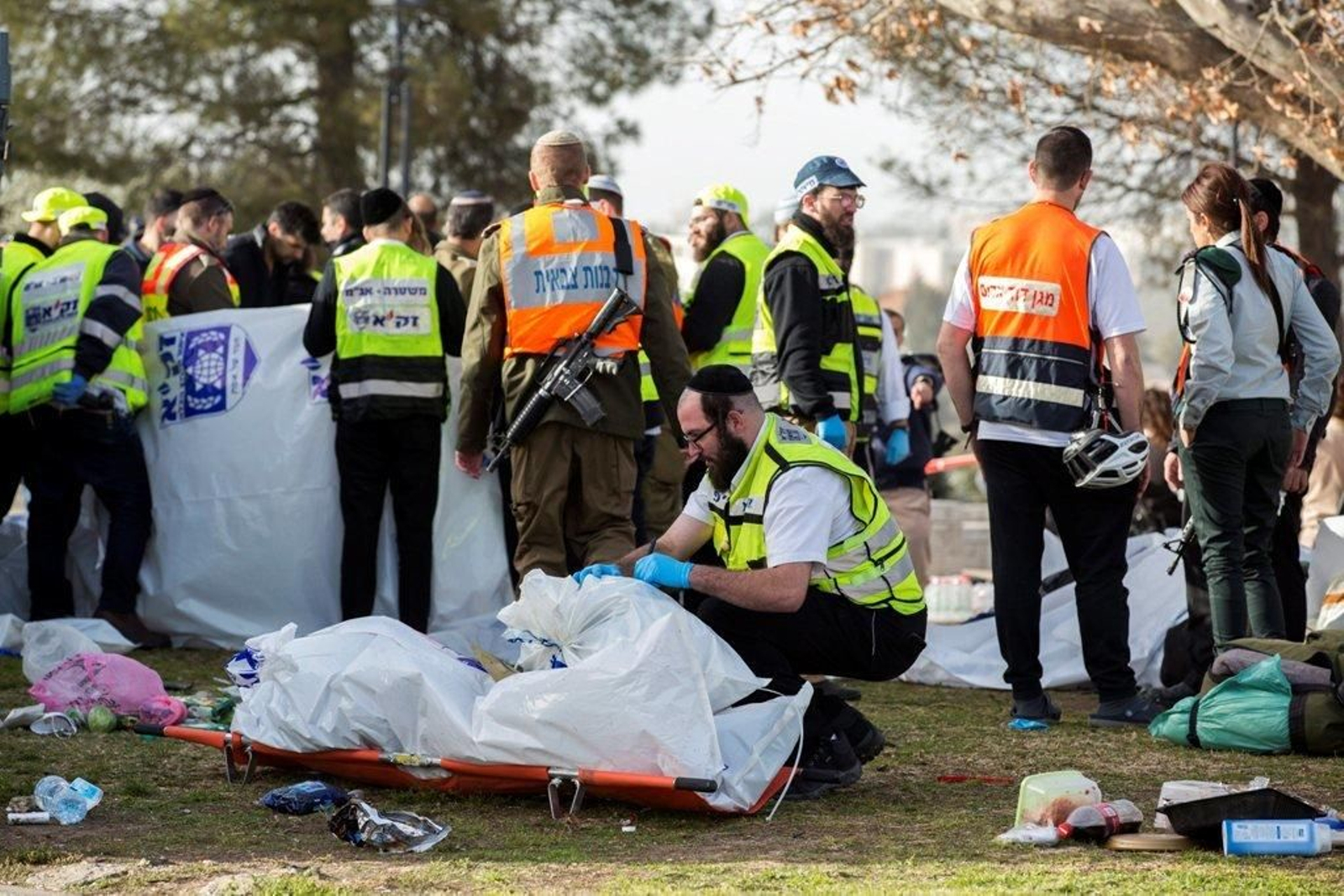 Militares y sanitarios israelíes, en el lugar del ataque palestino.