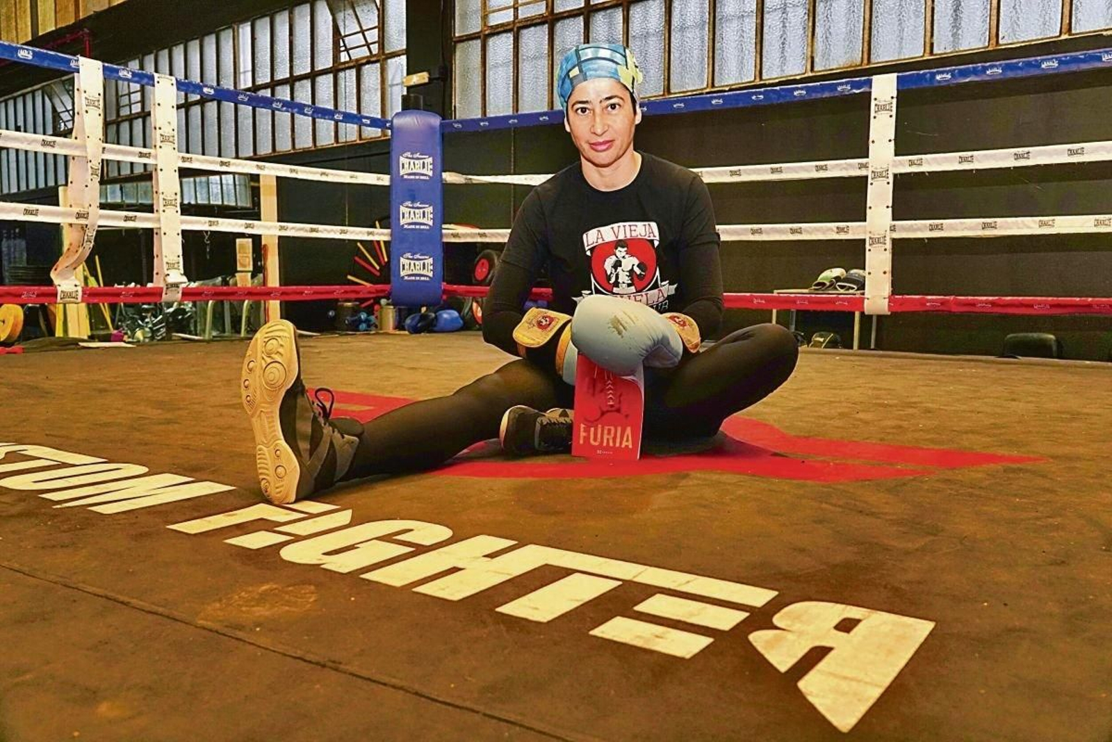 María Reimóndez compaxina a profesión de tradución e interpretación, a literatura e a súa afección ó boxeo. Todo a aparece no libro “Furia”.