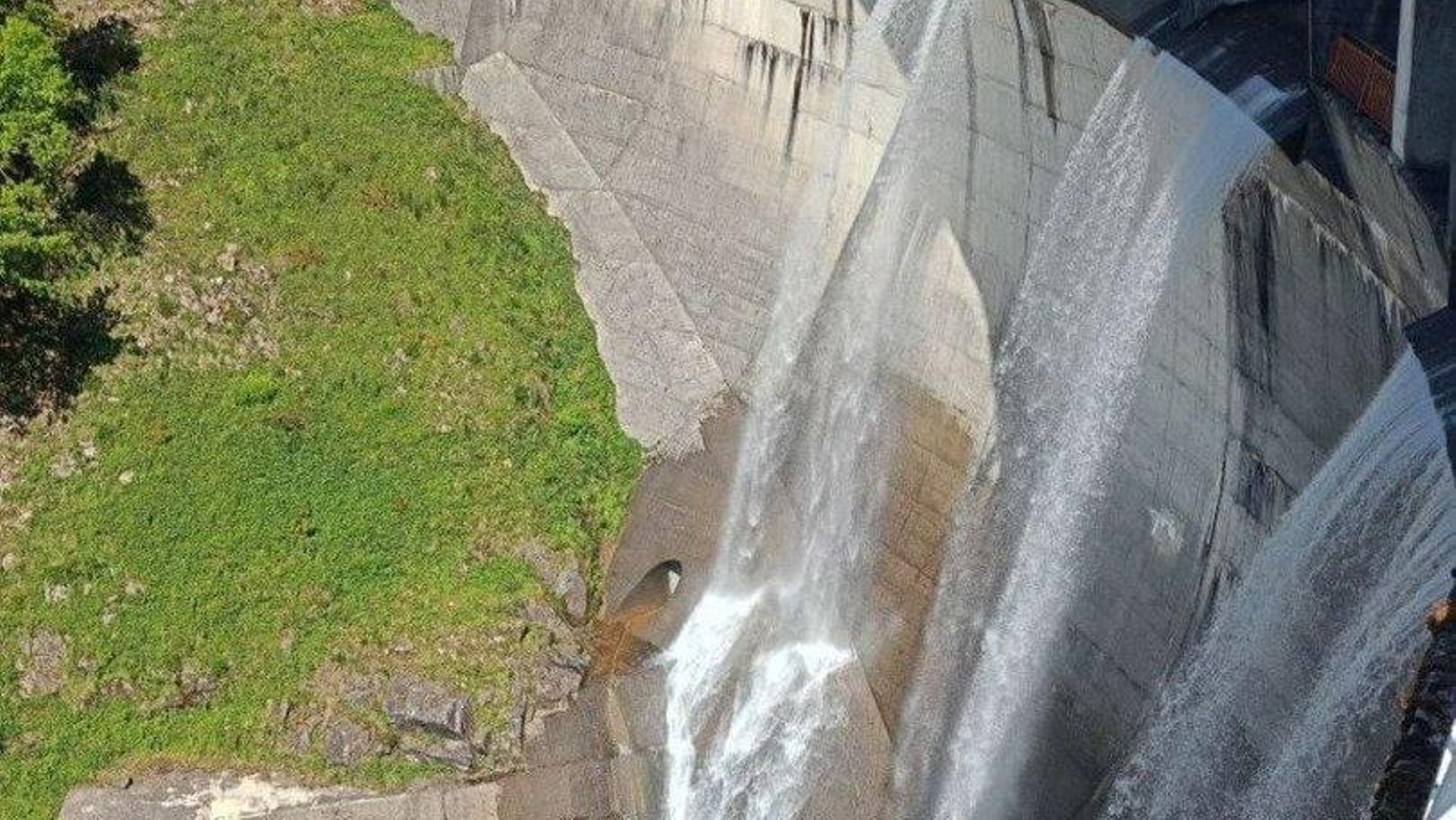 Los aliviaderos de Eiras, a tope ayer.