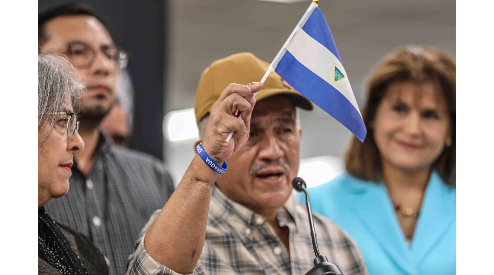 El expreso político nicaragüense, Víctor Manuel Soza, ondea una bandera de su país mientras habla durante una rueda de prensa con los expresos políticos nicaragüenses, en Miami, Florida (EE. UU). EFE/Giorgio Viera