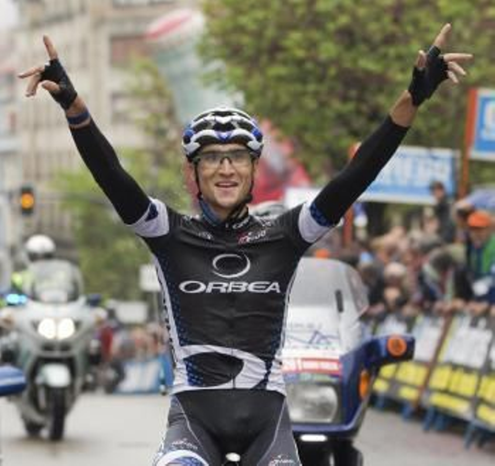 Imagen de archivo del ciclista Víctor Cabedo correspondiente al 2 de mayo de 2011, cuando venció en la cuarta etapa de la Vuelta a Asturias y que ha fallecido hoy (Foto: EFE)