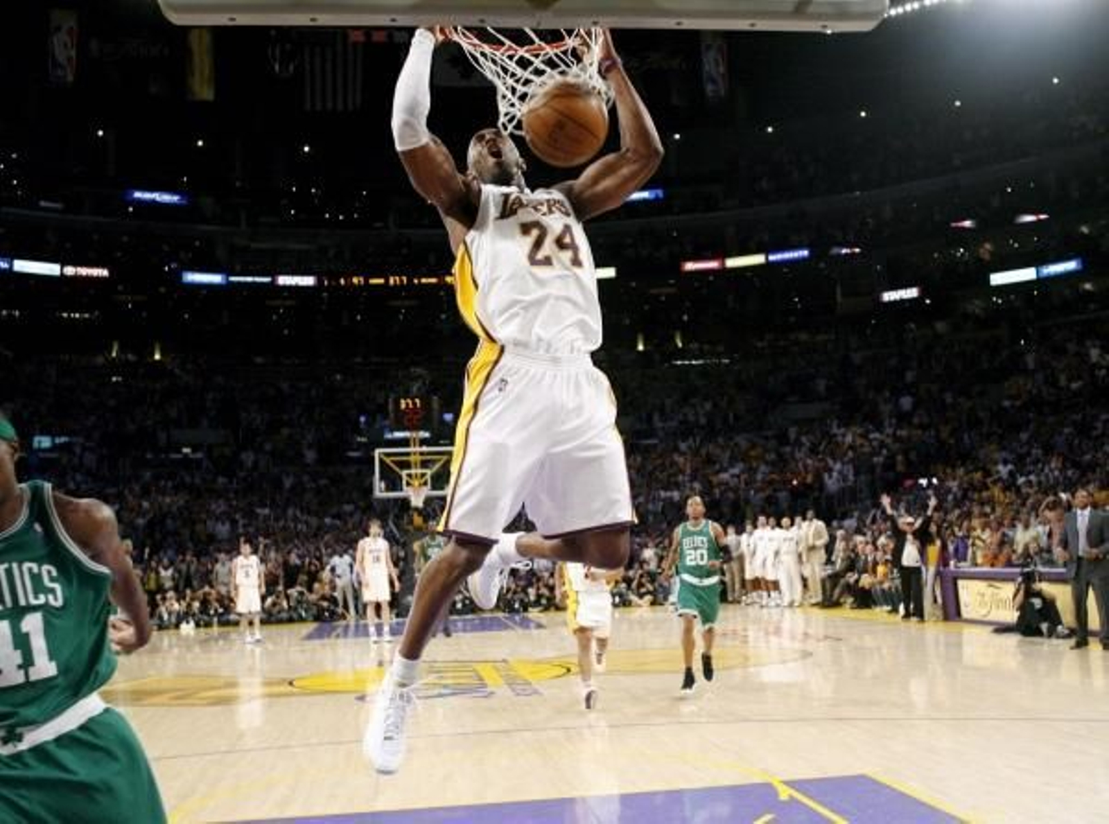 Bryant encesta tras robar un balón.