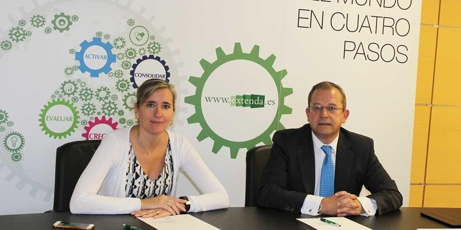 La consejera delegada de Extenda ha rubricado la ampliación de este acuerdo, que ofrece beneficios en servicios financieros.