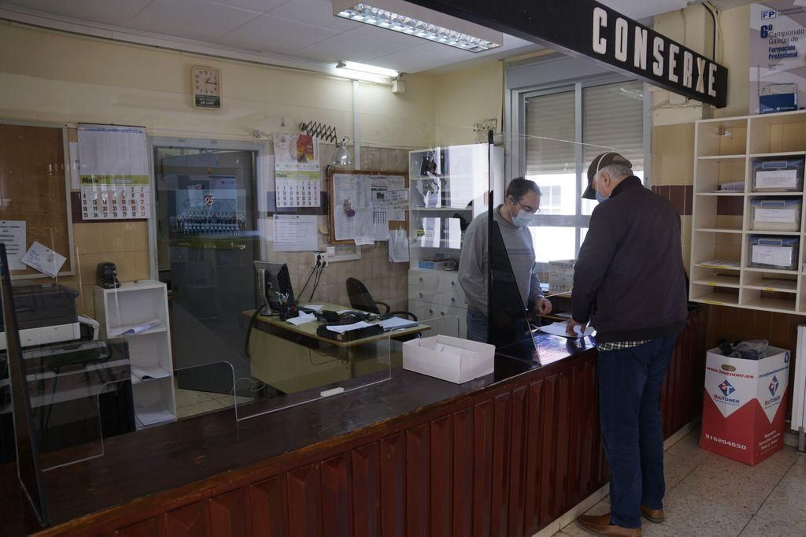 Los institutos, como el Politécnico, cuentan con mamparas de protección y mascarillas.