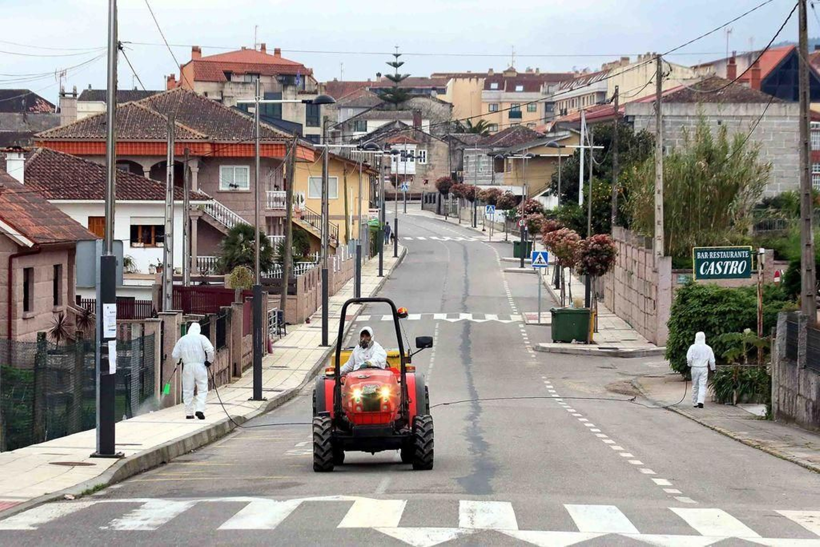 Maquinaria de bodega y voluntarios de As Laxas y Marqués de Vizhoja desinfectando calles.