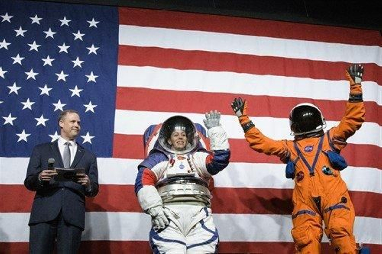 La NASA presenta sus nuevos trajes espaciales para volver a la Luna