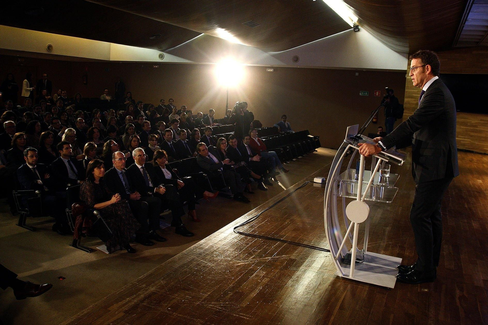 Núñez Feijóo, dirigiéndose a los miembros del Ejecutivo autonómico, en el acto desarrollado en Santiago de Compostela.