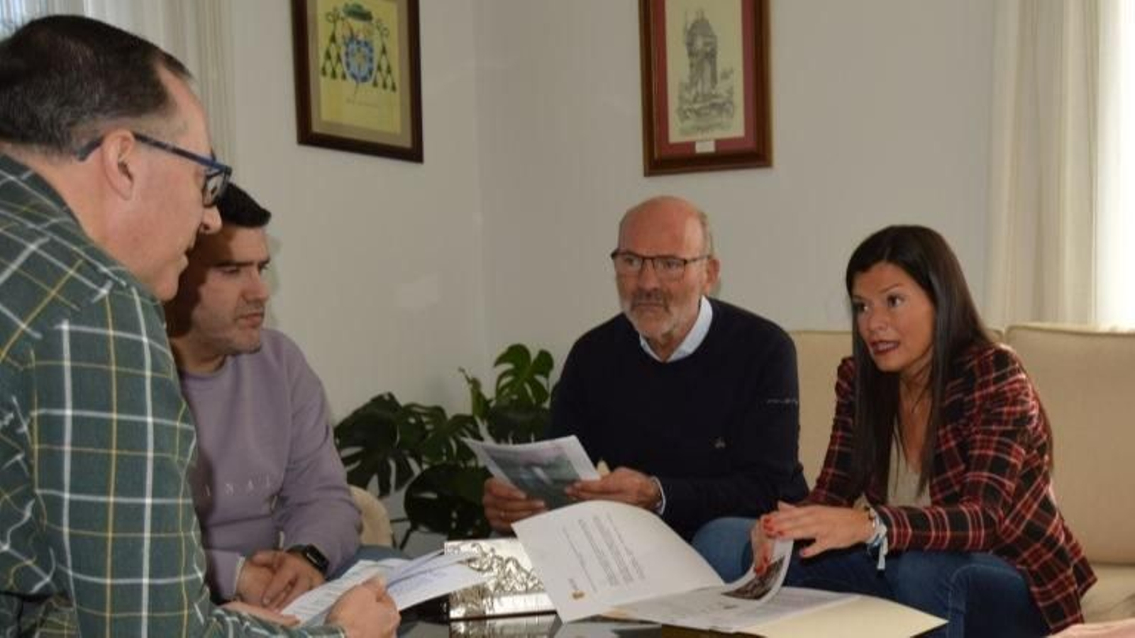 Alcaldesa y concejales de Mos durante la reunión de ayer en el Obispado.