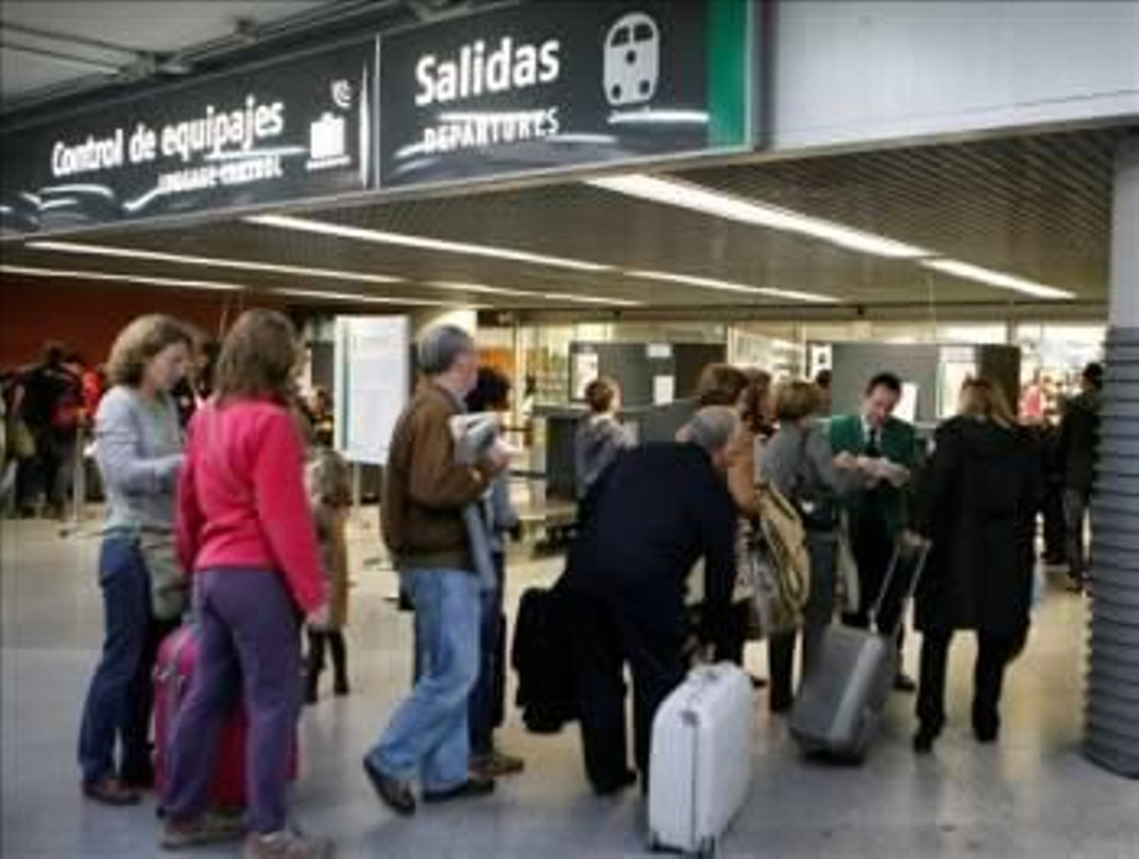 Los pasajeros pasan por el control de equipajes de la estación de Atocha (Madrid) tras el anunción de Renfe que ha reforzado sus servicios ferroviarios con 3.400 plazas adicionales. (Foto: MONDELO)