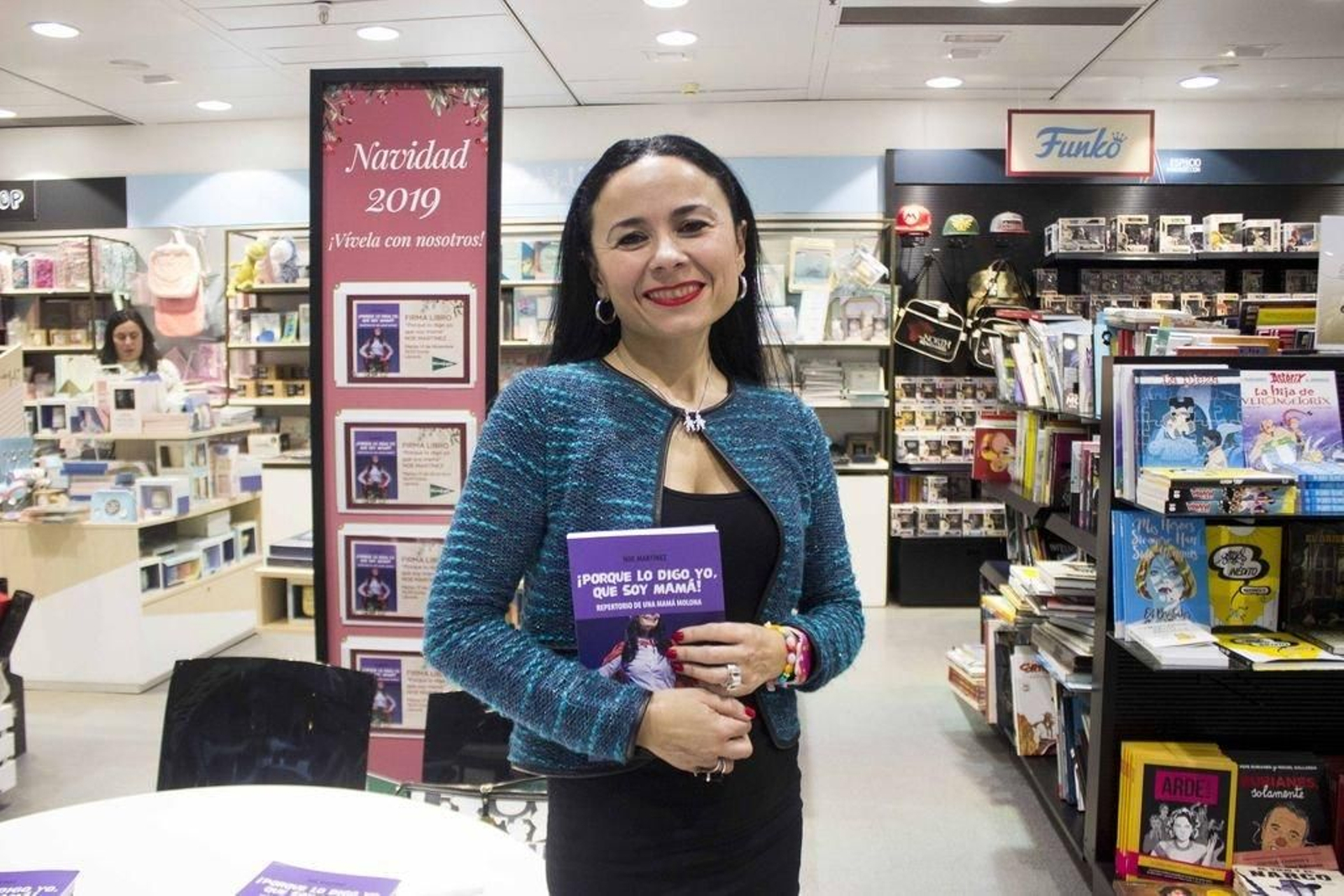 Noe Martínez, con su libro en El Corte Inglés.