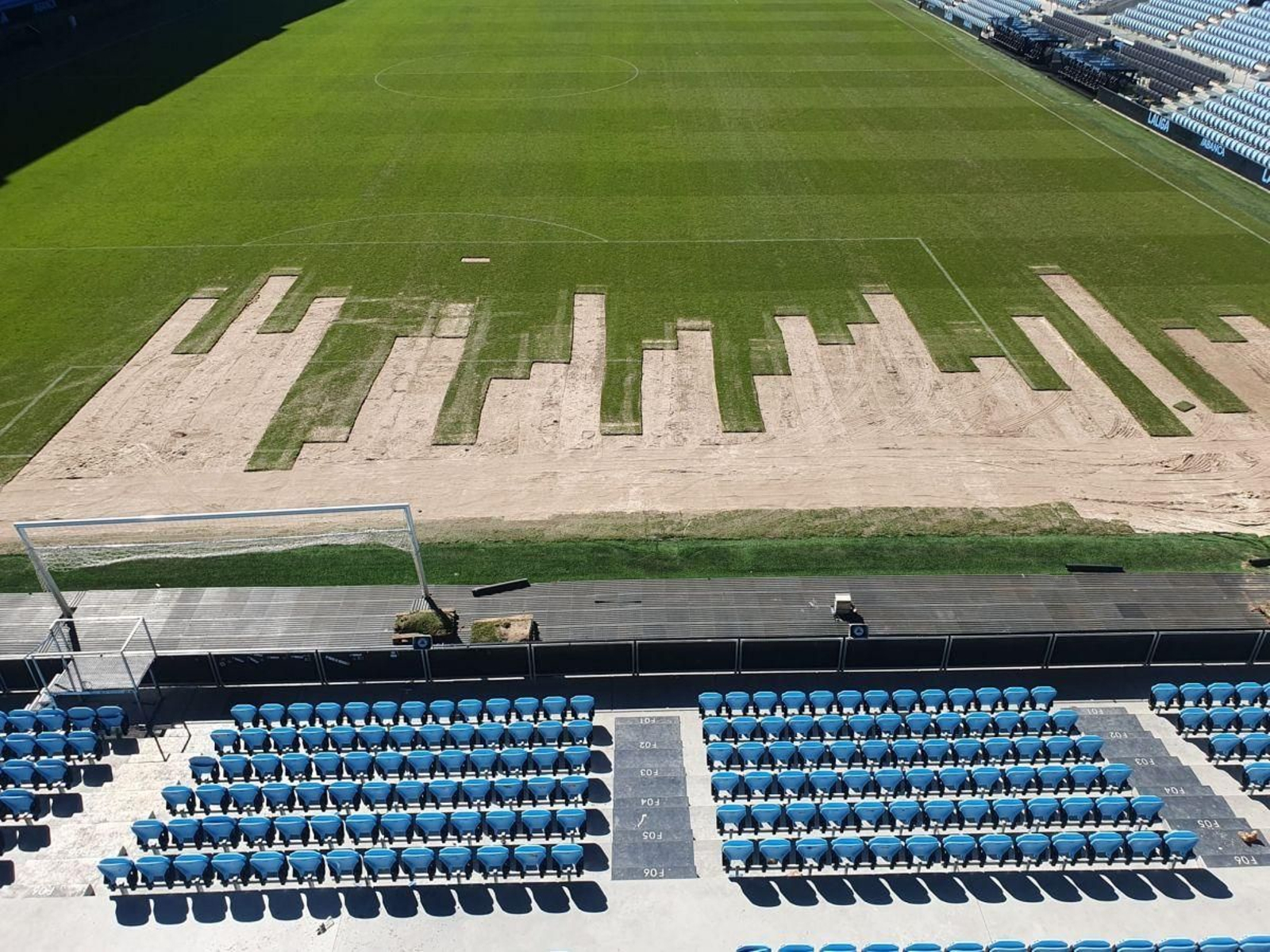 Ayer comenzó la retirada del césped en mal estado.