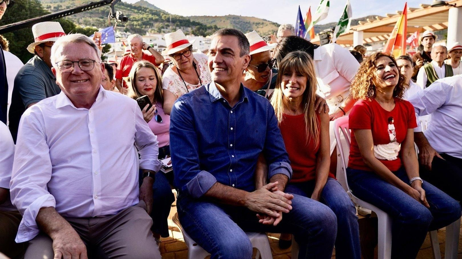 Pedro Sánchez y Begoña Gómez, ayer, en un mitin en Benalmádena.