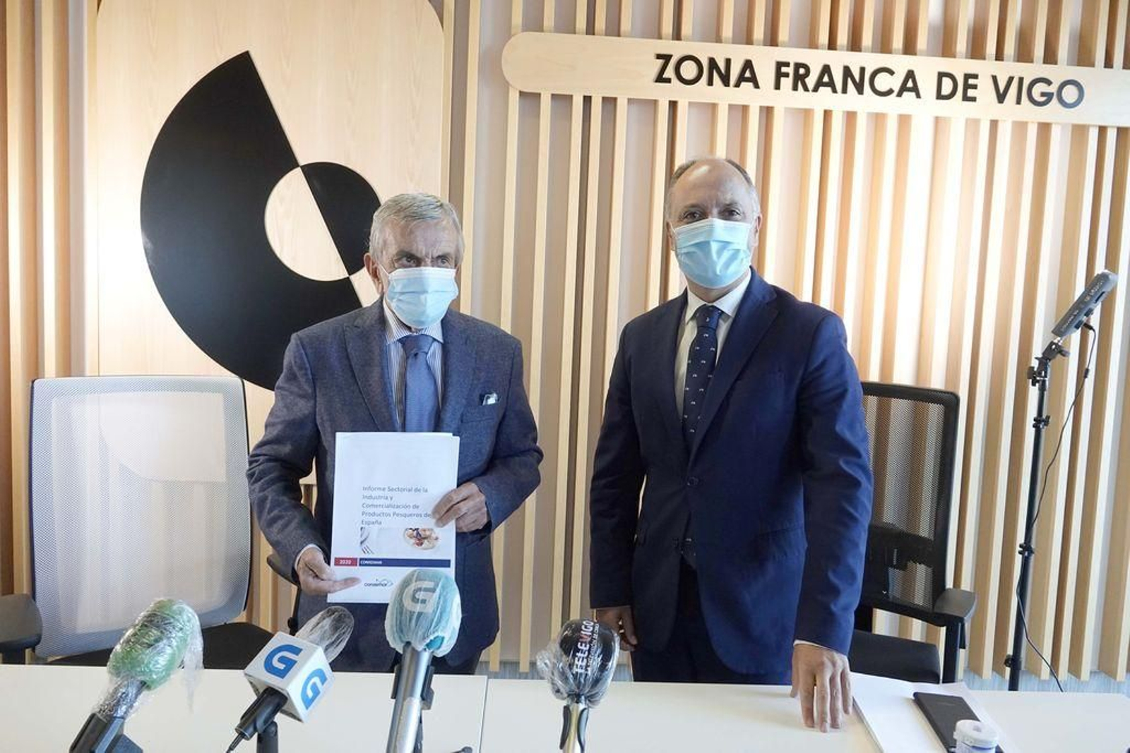 José Luis Freire y David Regades presentaron ayer el informe sobre el sector de congelados de productos del mar.