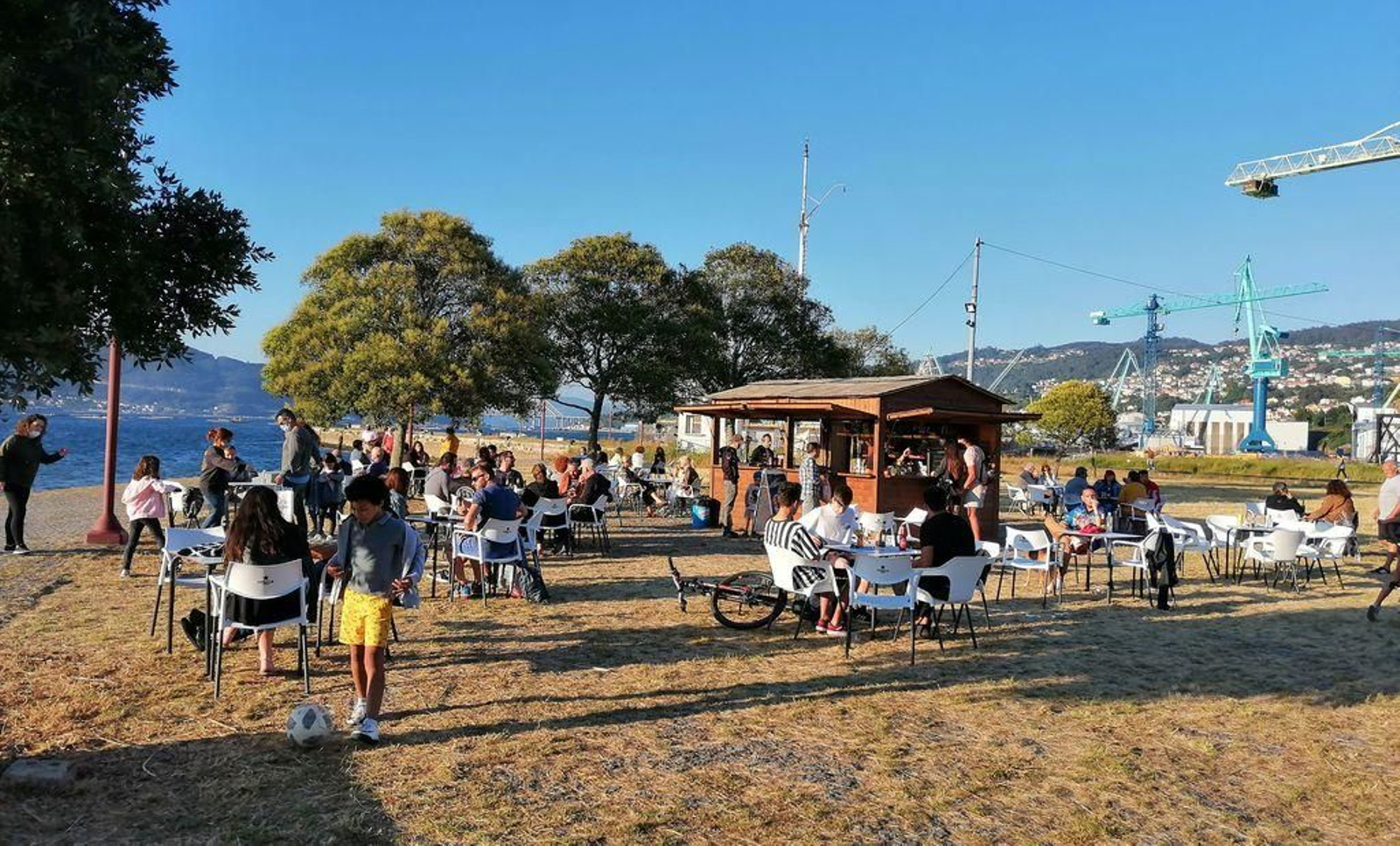 El kiosco instalado hace unos días en la playa de la ETEA es todo un éxito de público para aprovechar el aire libre.