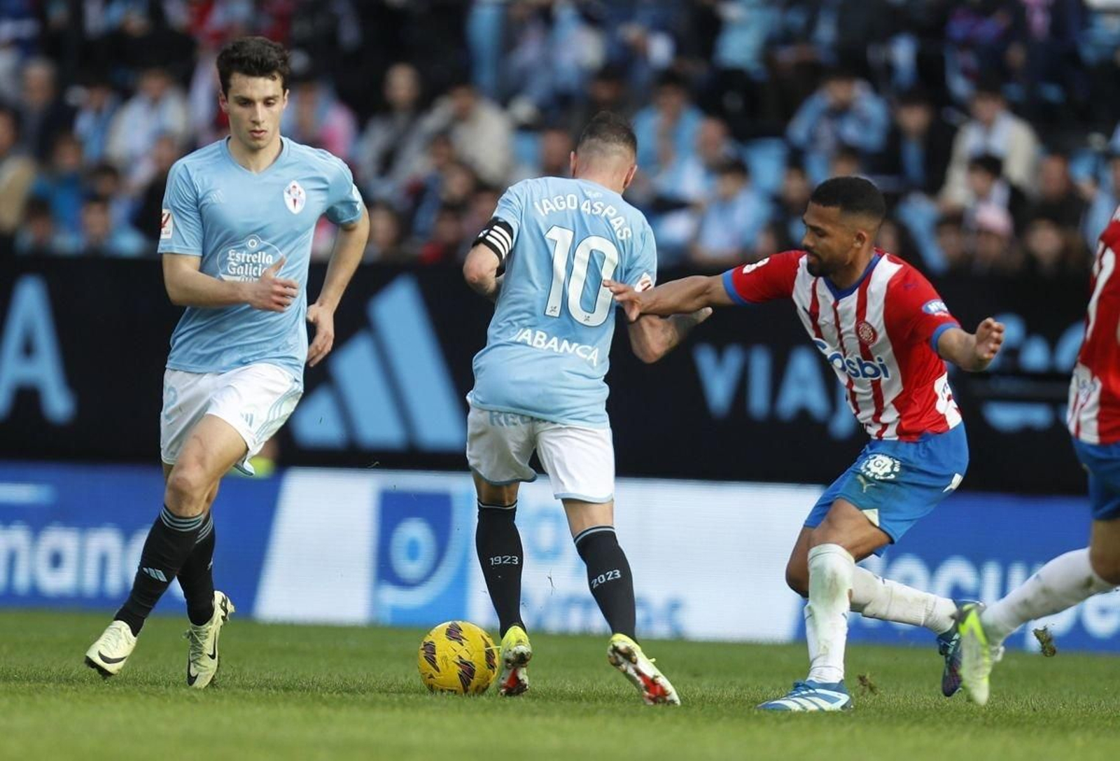 Iago Aspas intenta combinar con el griego Douvikas.