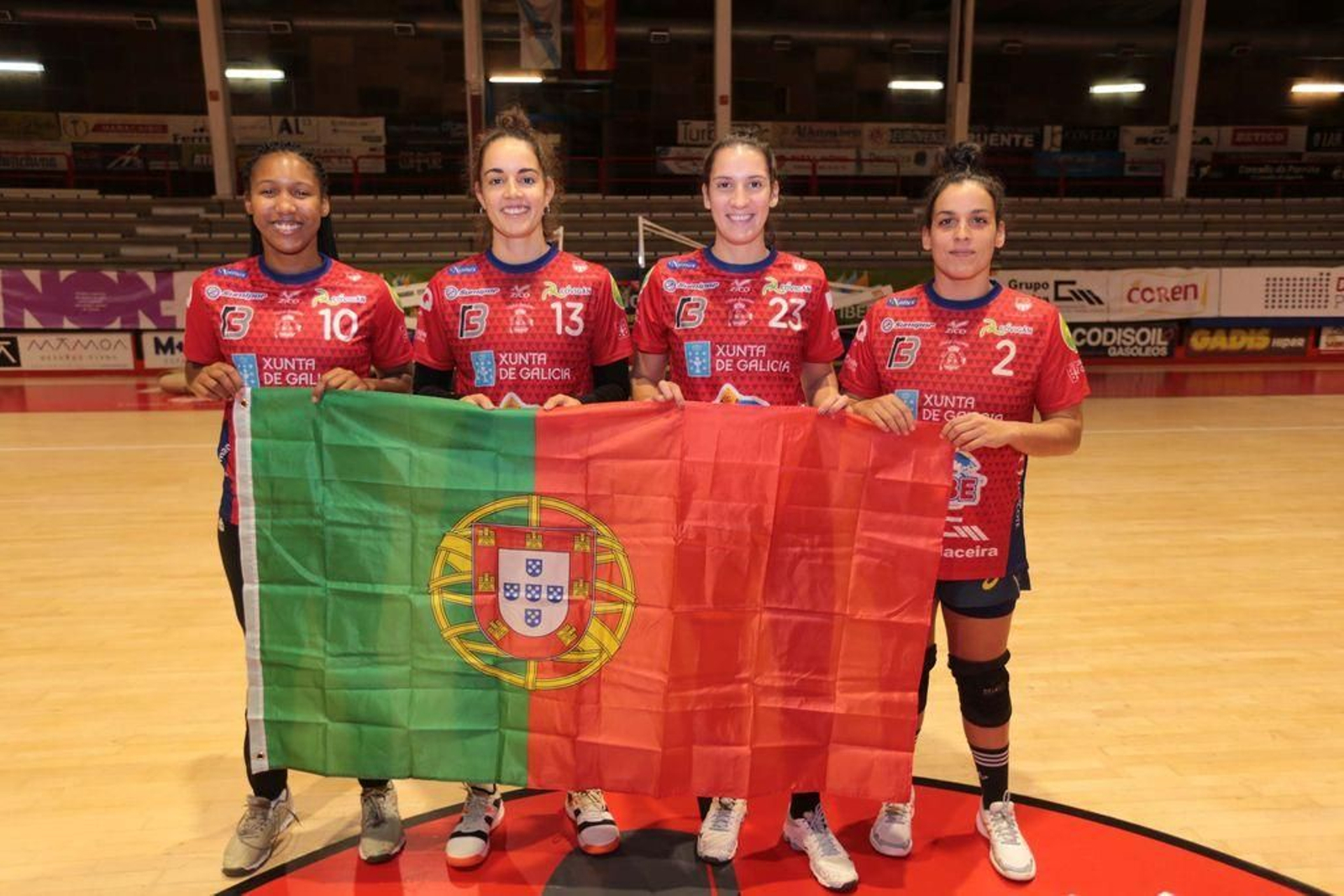 Tavares, Lopes, Soares y Rodrigues, con la bandera de su país