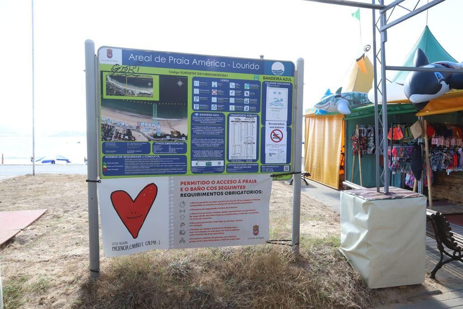 Paneles informativos ubicados en el paseo de Playa América.