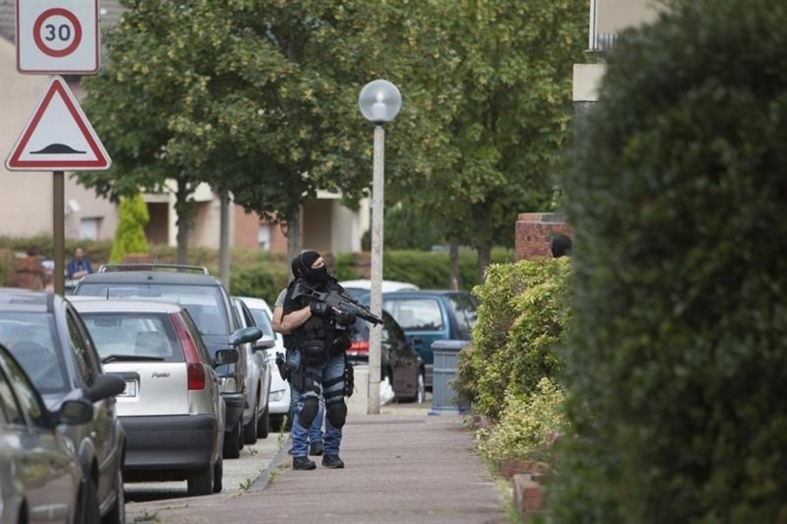 Agentes de la Policía, durante la operación en la que fueron abatidos los dos islamistas.