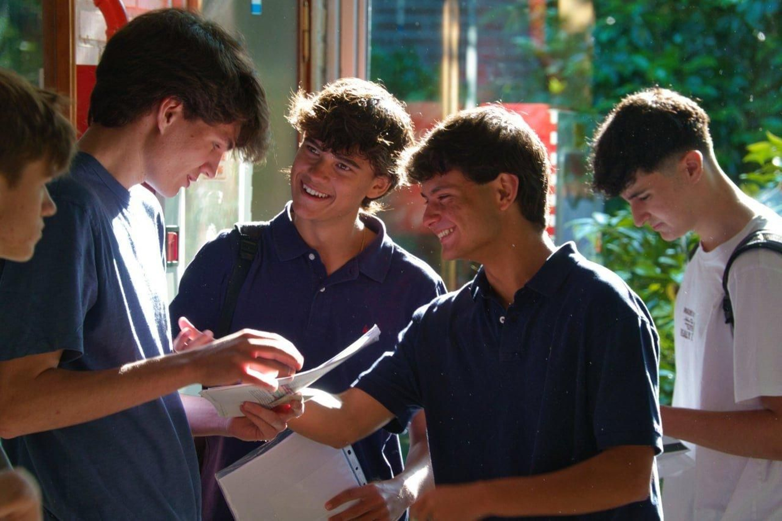 Reunión en los pasillos antes de empezar.