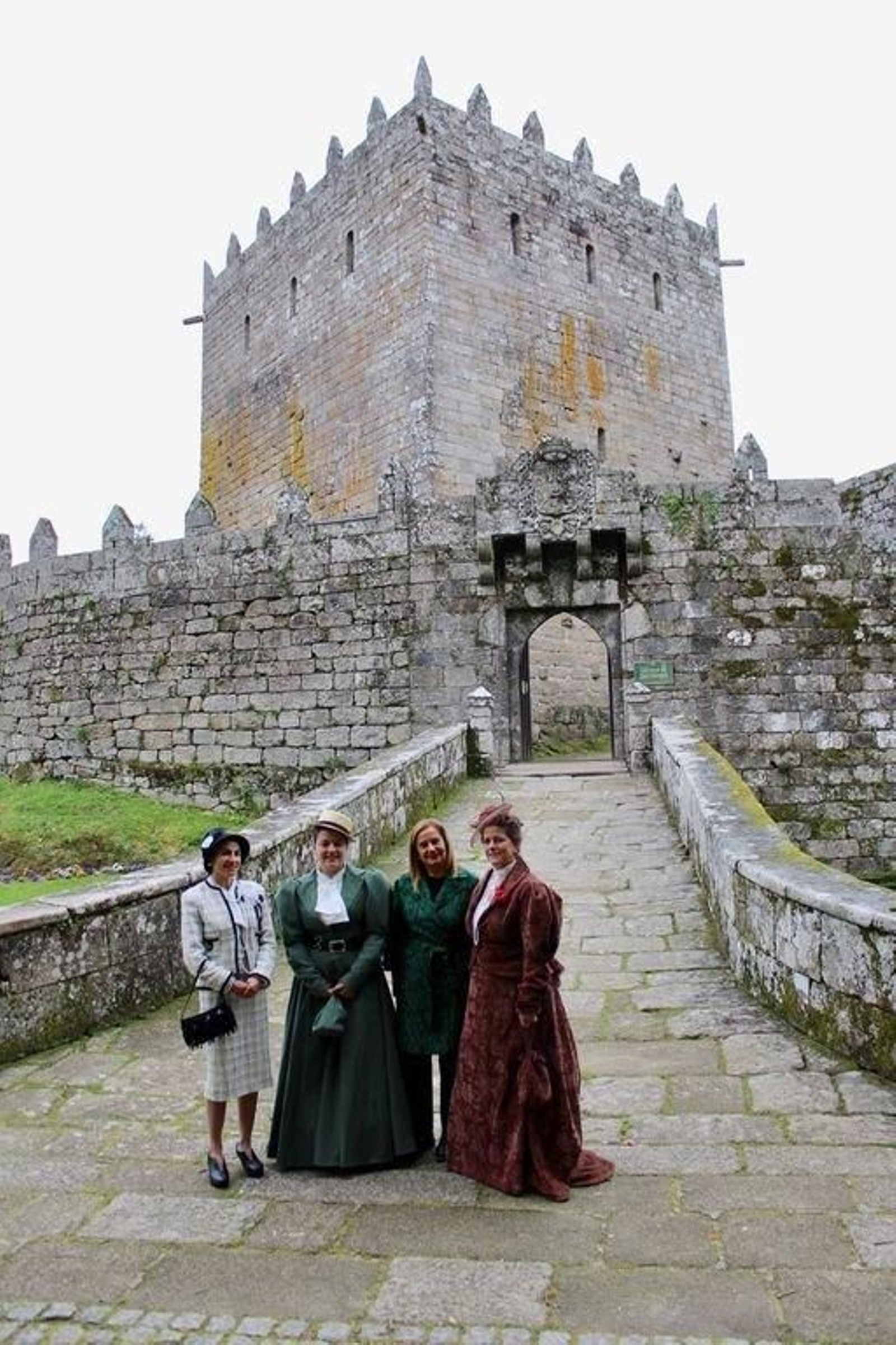 Las actrices de Chanel, Vinyals y Pardo Bazán, con Silva, ayer en el castillo.